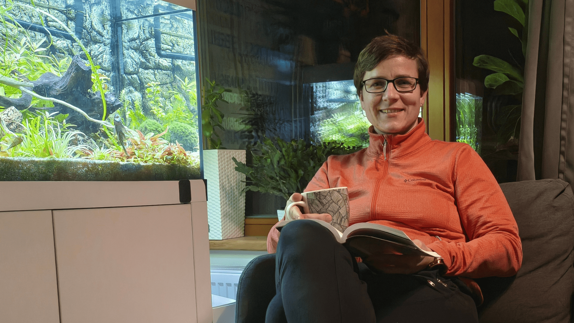 Veronika Valentová při chvilce klidu s knihou – ukázka vědomého odpočinku a vypnutí pracovního režimu v domácím prostředí.