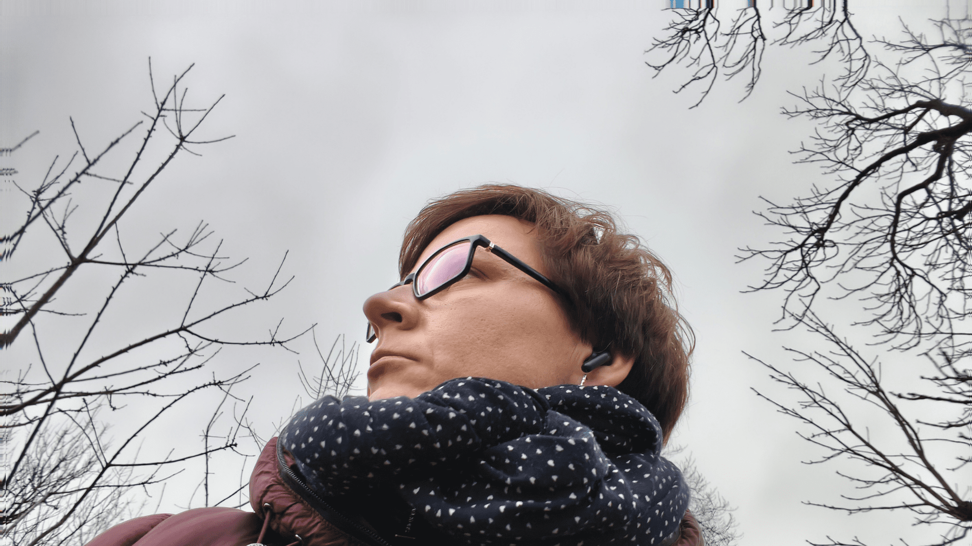 Veronika Valentová pod šedou únorovou oblohou, ilustrující manažerskou únavu a hledání strategického nadhledu během zimní krize lídrů.