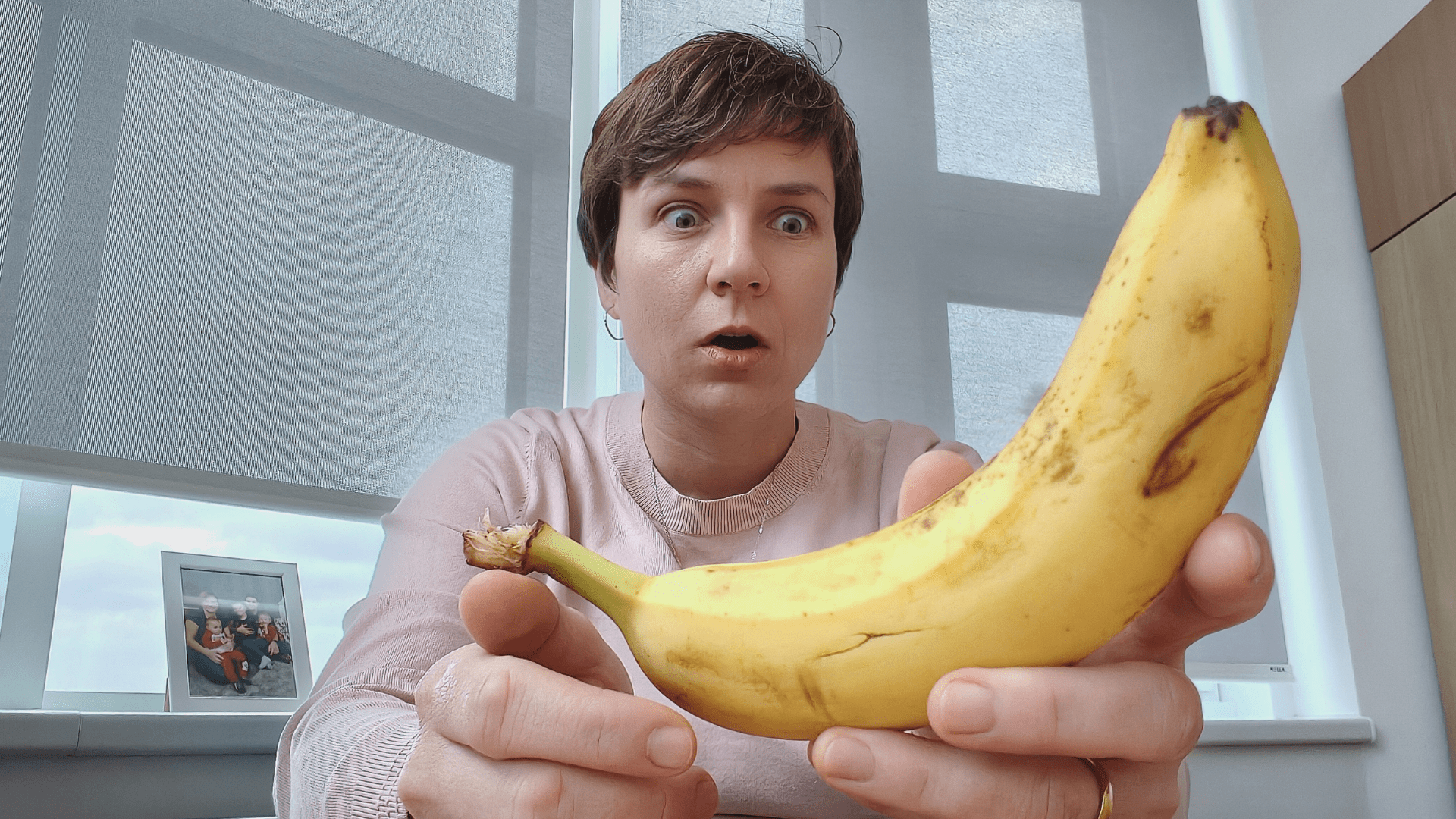 Veronika Valentová s překvapeným výrazem drží banán, který symbolizuje cizí úkol v rámci metody Monkey Managementu a delegování.