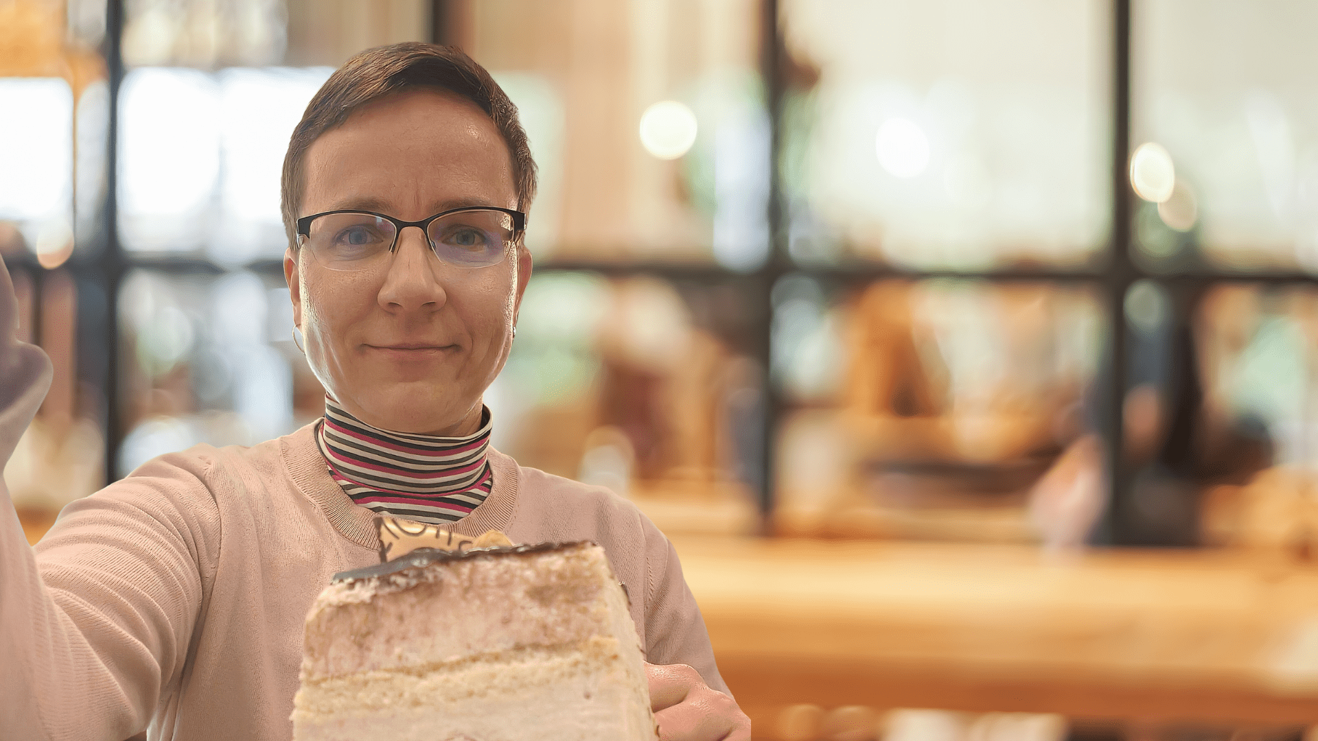 Veronika Valentová, R&D ředitelka a autorka metody Strategická eliminace, sedí v klidu v kavárně se zákuskem. Důkaz, že efektivní leadership a delegování zodpovědnosti uvolní čas na regeneraci.